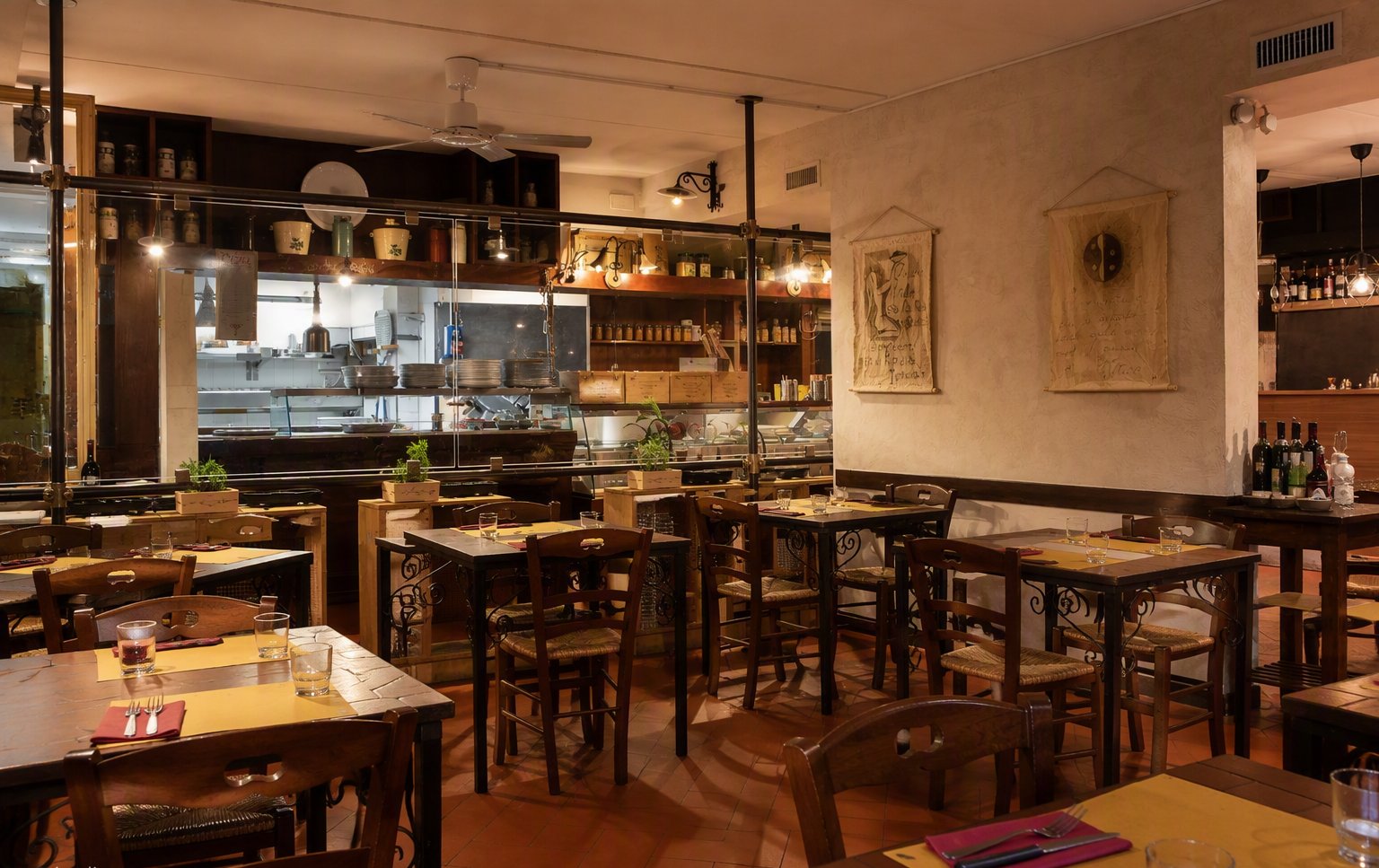 La sala interna con la cucina a vista