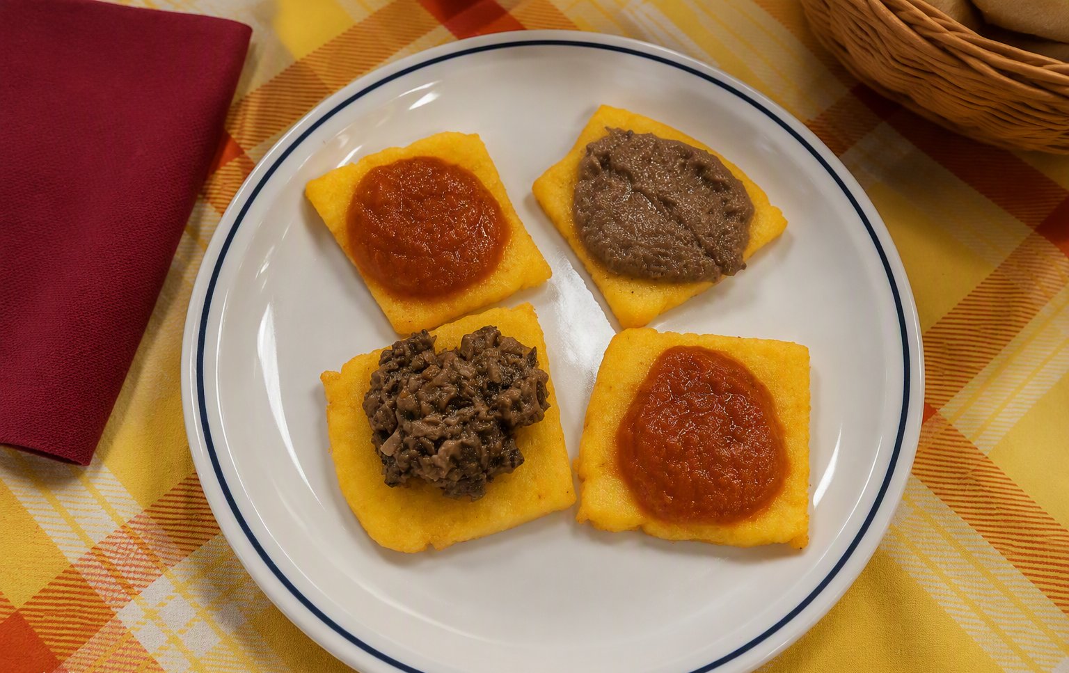Crostini di polenta con i salsine della casa